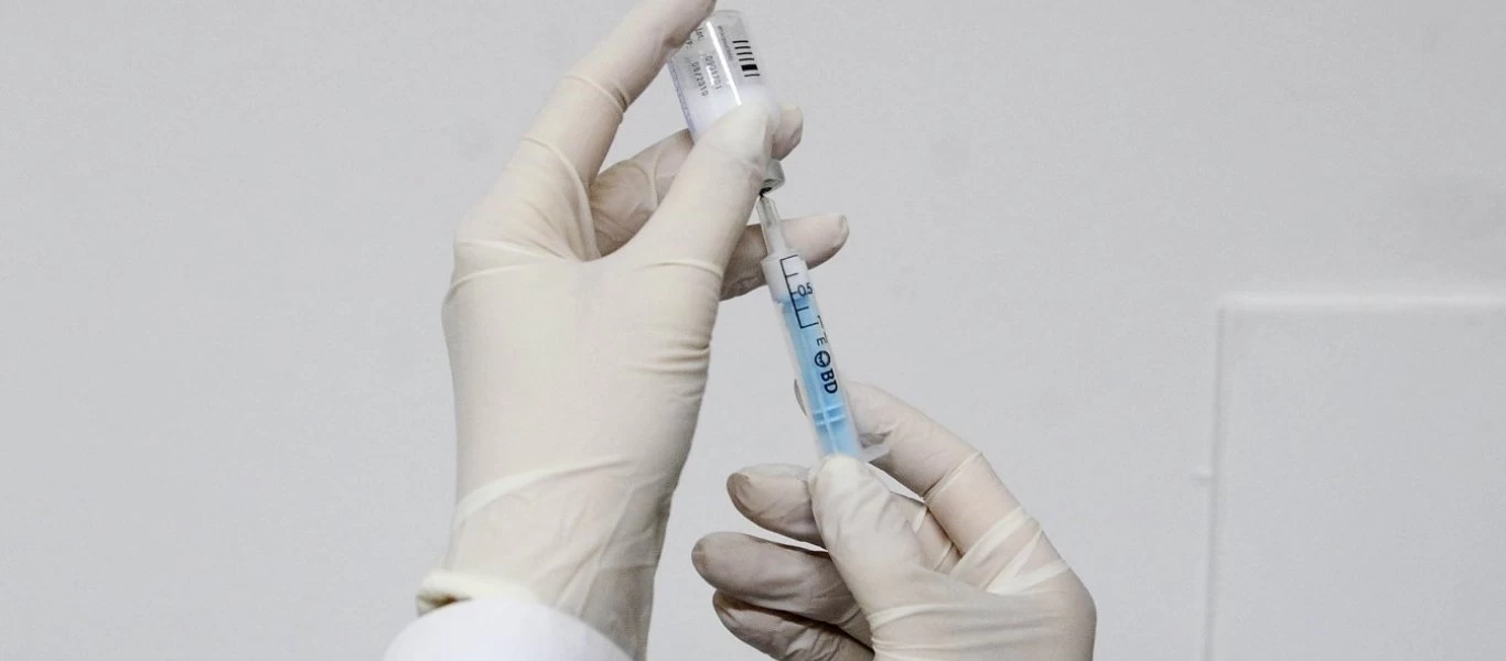 Κυβέρνηση: «Τον Δεκέμβριο θα παραλάβουμε το εμβόλιο της AstraZeneka για τον κορωνοϊό» (upd)